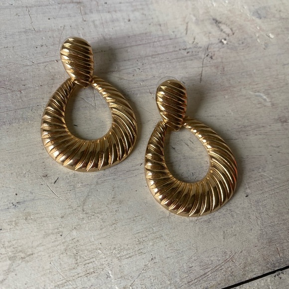 Gold Oval Hoop Detailed Earrings - Picture 13 of 16
